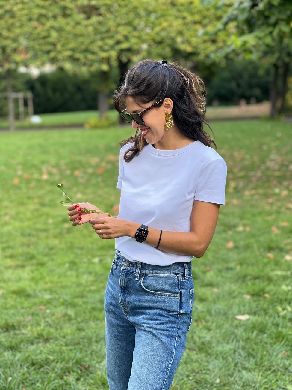 Lina lit une histoire avec sa fille, détendue et présente